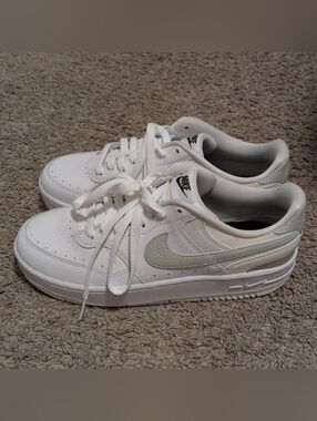 Nike White Low-Top Sneakers with Light Grey Swoosh